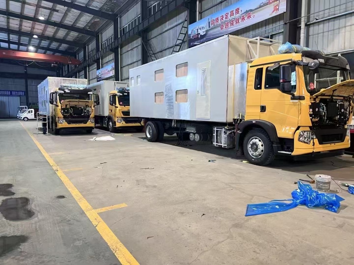 重汽豪沃移動(dòng)廁所車